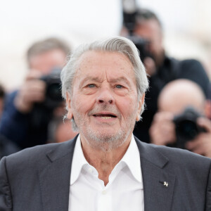 Alain Delon - Photocall de la Palme d'or d'honneur à Alain Delon lors du 72ème Festival International du film de Cannes. Le 19 mai 2019 © Jacovides-Moreau / Bestimage 