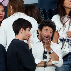 Patrick Bruel et son fils Léon - Les célébrités en tribunes pendant la finale de basketball opposant les Etats-Unis à la France (98-87) lors des Jeux Olympiques de Paris 2024 (JO) à l'Arena Bercy, à Paris, France, le 10 août 2024. © Jacovides-Perusseau/Bestimage 