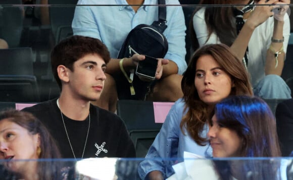 Leon Bruel et Clémence (compagne de Patrick Bruel) - Les célébrités en tribunes pendant la finale de basketball opposant les Etats-Unis à la France (98-87) lors des Jeux Olympiques de Paris 2024 (JO) à l'Arena Bercy, à Paris, France, le 10 août 2024. © Jacovides-Perusseau/Bestimage