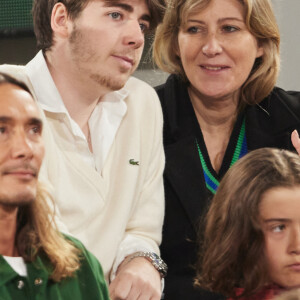 Amanda Sthers et son fils Oscar Bruel dans les tribunes (night session) des Internationaux de France de tennis de Roland Garros 2024 à Paris, France, le 31 mai 2024. © Jacovides-Moreau/Bestimage 