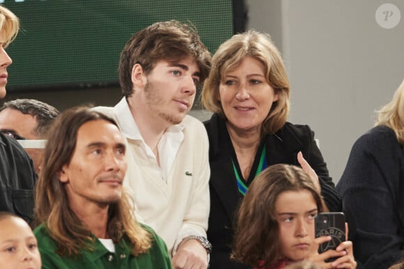 Amanda Sthers et son fils Oscar Bruel dans les tribunes (night session) des Internationaux de France de tennis de Roland Garros 2024 à Paris, France, le 31 mai 2024. © Jacovides-Moreau/Bestimage 