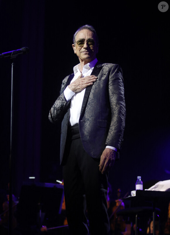 Exclusif - Alain Chamfort "Dandy Symphonique" en concert au Grand Rex à Paris. Le 23 mars 2022 © Denis Guignebourg / Bestimage