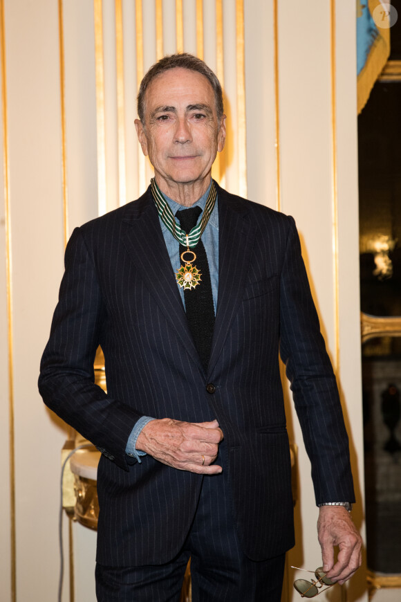 Le chanteur a sorti le dernier album de sa carrière au mois de mars 2024
Alain Chamfort (Commandeur dans l'Ordre des Arts et des Lettres) - Remise de décorations au ministère de la Culture à Paris le 30 octobre 2019. © Cyril Moreau/Bestimage