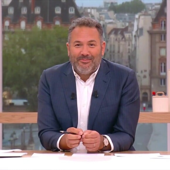 Après s'être adjugé quelques semaines de vacances, Bruce Toussaint a repris les commandes de "Bonjour !" le lundi 19 août 2024
Bruce Toussaint sur le plateau de "Bonjour !"