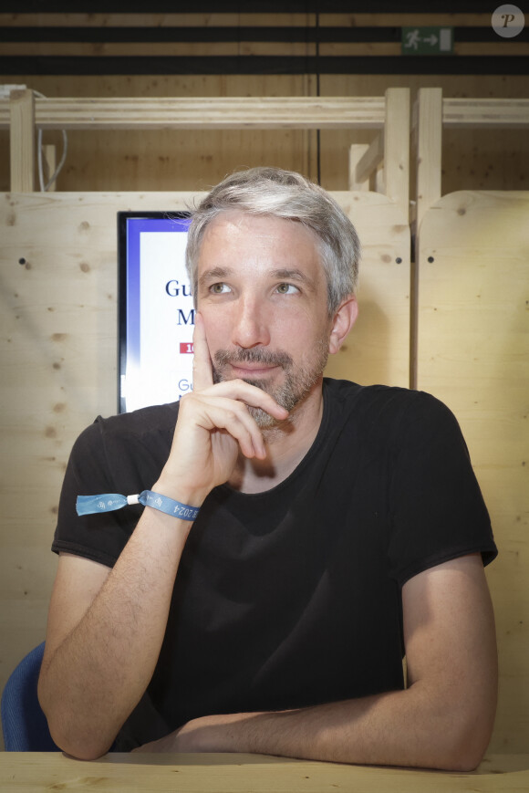 Sur les réseaux sociaux, il a annoncé avoir saisi les Prud'hommes.
Guillaume Meurice lors du Festival du Livre de Paris , France, le 12 avril 2024. © Jack Tribeca / Bestimage