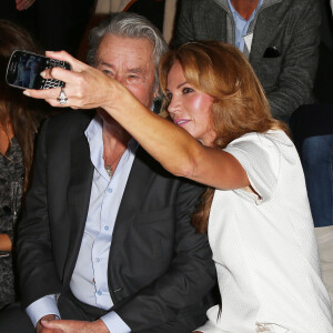 Alain Delon et Rosalie Van Breemen au défilé de mode Elie Saab - Collection prêt-a-porter printemps-été 2013