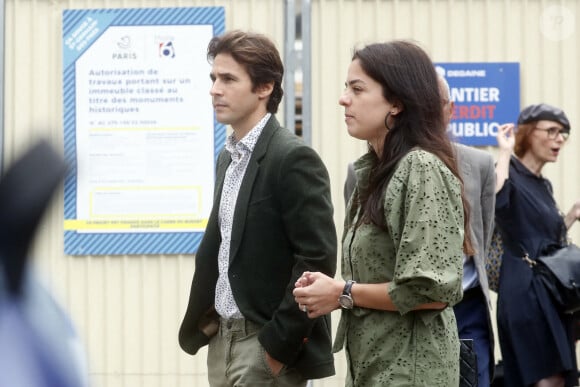 Julien Dereims et sa femme Anouchka Delon - Arrivées à la messe à l'intention de Pierre Cornette de Saint-Cyr en l'église Saint-Germain-des-Près à Paris. Le 12 septembre 2023