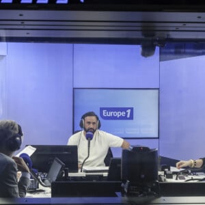 Exclusif - Cyril Hanouna - C.Hanouna avec ses chroniqueurs G.Maillet, E.Naulleau, G.Le Bret, V.Benaim, R.Aabou, et l'invité du jour, N.Dupont-Aignan, aux commandes de l'émission "On Marche Sur La Tête" diffusée en direct sur les ondes de radio Europe 1, à Paris, France, le 18 juin 2024. © Jack Tribeca/Bestimage