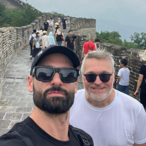 Le couple prend ainsi un selfie sur la Grande muraille de Chine.
Laurent Ruquier et Hugo Manos : le couple en vacances en Chine.