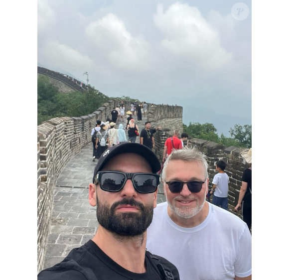 Le couple prend ainsi un selfie sur la Grande muraille de Chine.
Laurent Ruquier et Hugo Manos : le couple en vacances en Chine.