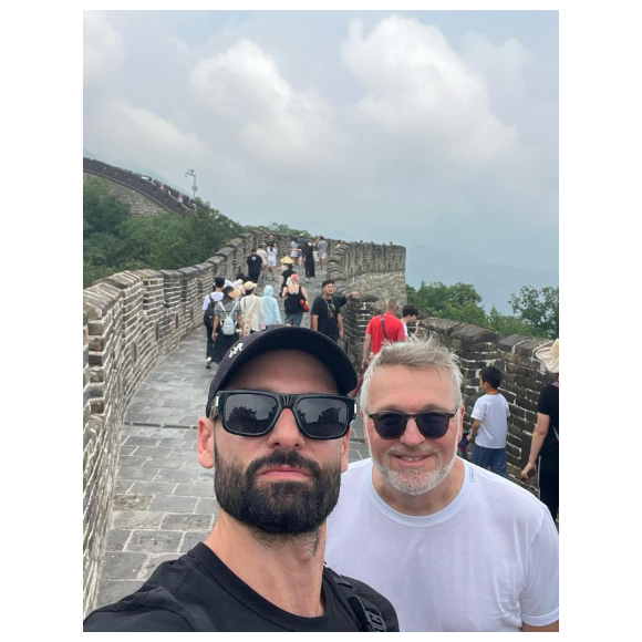 Le couple prend ainsi un selfie sur la Grande muraille de Chine.
Laurent Ruquier et Hugo Manos : le couple en vacances en Chine.