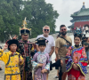 Et prend la pose avec des femmes et enfants vêtus de tenues traditionnelles chinoises.
Laurent Ruquier et Hugo Manos : le couple en vacances en Chine.