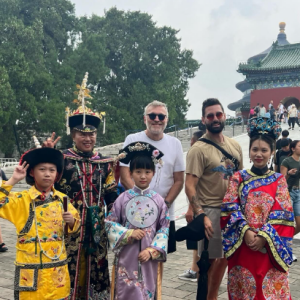 Et prend la pose avec des femmes et enfants vêtus de tenues traditionnelles chinoises.
Laurent Ruquier et Hugo Manos : le couple en vacances en Chine.