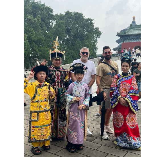 Et prend la pose avec des femmes et enfants vêtus de tenues traditionnelles chinoises.
Laurent Ruquier et Hugo Manos : le couple en vacances en Chine.