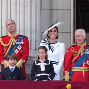 Le prince George, le prince Louis, la princesse Charlotte, le prince William, prince de Galles, Catherine Kate Middleton, princesse de Galles, le roi Charles III d'Angleterre, la reine consort Camilla au balcon du Palais de Buckingham lors de la parade militaire "Trooping the Colour" à Londres le 15 juin 2024 © Julien Burton / Bestimage