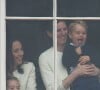 La nounou a été aperçue pour la première fois avec le prince George lors du défilé Trooping the Colours en 2015. 
Le prince George regarde le défilé Trooping the Colours dans les bras de sa nannny Maria Teresa Borrallo à Londres le 13 juin 2015.