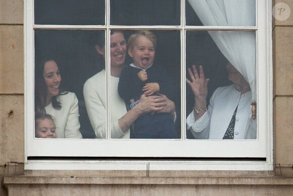 La nounou a été aperçue pour la première fois avec le prince George lors du défilé Trooping the Colours en 2015. 
Le prince George regarde le défilé Trooping the Colours dans les bras de sa nannny Maria Teresa Borrallo à Londres le 13 juin 2015.