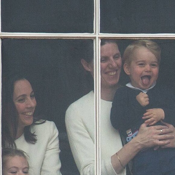 La nounou a été aperçue pour la première fois avec le prince George lors du défilé Trooping the Colours en 2015. 
Le prince George regarde le défilé Trooping the Colours dans les bras de sa nannny Maria Teresa Borrallo à Londres le 13 juin 2015.