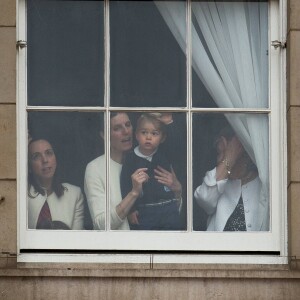 Le prince George regarde le défilé Trooping the Colours dans les bras de sa nannny Maria Teresa Borrallo à Londres le 13 juin 2015.