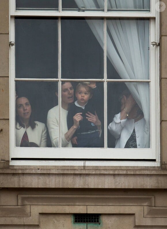 Le prince George regarde le défilé Trooping the Colours dans les bras de sa nannny Maria Teresa Borrallo à Londres le 13 juin 2015.