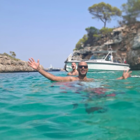 Les deux artistes profitent actuellement de leur congés estivaux chacun de leur côté
M. Pokora s'éclate en vacances avec Tony Parker.