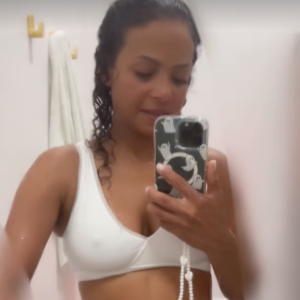 Christina Milian se fait dorloter dans une salon de beauté aux États-Unis.