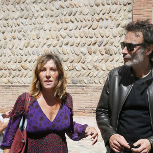 Mathilde Seigner, Anthony Delon - Obsèques de Dani en la cathédrale Saint Jean-Baptiste de Perpignan, le 26 juillet 2022. Les proches et les personnalités sont venus rendre un dernier hommage à la chanteuse disparue le 18 juillet 2022 à l'âge de 77 ans. 