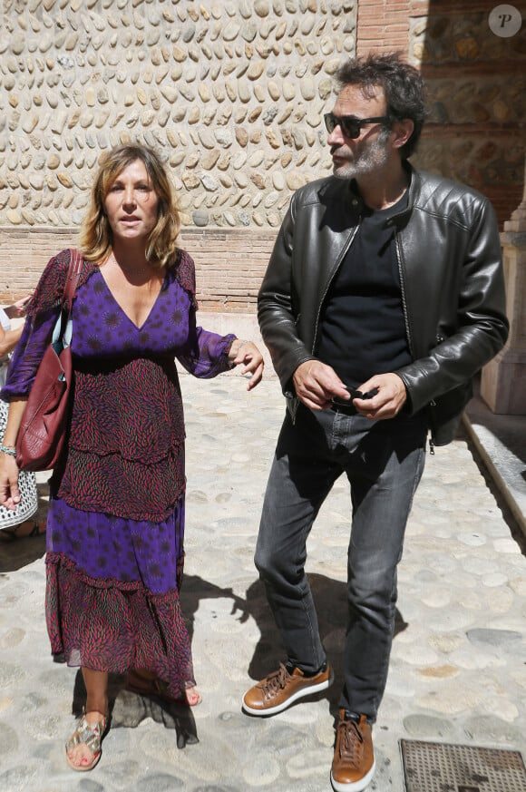 Mathilde Seigner, Anthony Delon - Obsèques de Dani en la cathédrale Saint Jean-Baptiste de Perpignan, le 26 juillet 2022. Les proches et les personnalités sont venus rendre un dernier hommage à la chanteuse disparue le 18 juillet 2022 à l'âge de 77 ans. 