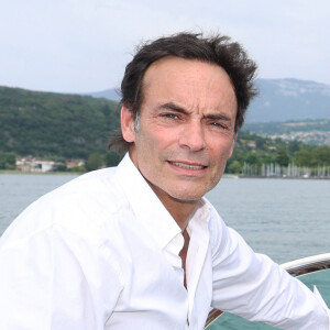 Mathilde Seigner et Anthony Delon ont formé un couple par le passé
Exclusif - Rendez-vous avec Anthony Delon, en promenade en Riva sur le lac du Bourget à Aix-les-Bains, à l'occasion de la 3ème Edition du Cinéma Français et de la Gastronomie. © Denis Guignebourg / Bestimage 