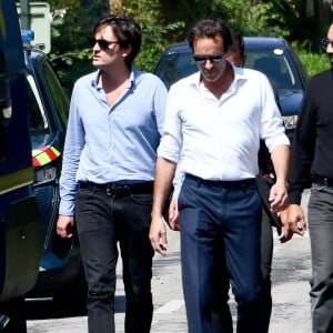 Anthony Delon et son demi-frère Alain-Fabien découvrent les hommages devant les grilles de la propriété de Douchy, quelques heures avant les obsèques de leur père, A.Delon, le 24 août 2024. Décédé le 18 août 2024, l'acteur a rendu son dernier souffle, entouré des siens dans sa propriété de Douchy, où il sera inhumé, le 24 août 2024 vers 17 heures dans une chapelle, construite il y a une vingtaine d'années. 