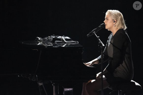 Louane se produit sur scène lors des 39e Victoires de la Musique à la Seine Musicale le 9 février 2024 à Boulogne-Billancourt, France. Photo par David NIVIERE/ABACAPRESS.COM