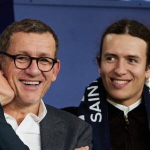 Dany Boon et ses fils Mehdi et Eytan - People dans les tribunes du match de Ligue des champions entre le PSG et le Borussia Dortmund (2-0) au Parc des Princes à Paris le 19 septembre 2023. © Cyril Moreau/Bestimage