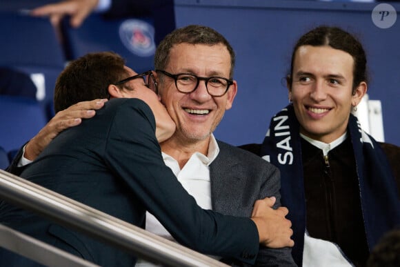 Dany Boon et ses fils Mehdi et Eytan - People dans les tribunes du match de Ligue des champions entre le PSG et le Borussia Dortmund (2-0) au Parc des Princes à Paris le 19 septembre 2023. © Cyril Moreau/Bestimage