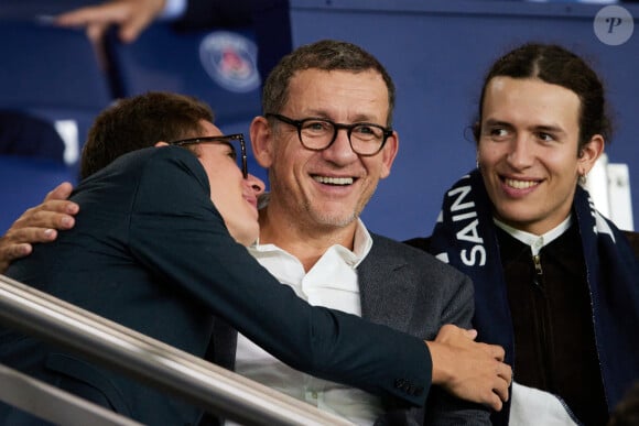 Dany Boon et ses fils Mehdi et Eytan - People dans les tribunes du match de Ligue des champions entre le PSG et le Borussia Dortmund (2-0) au Parc des Princes à Paris le 19 septembre 2023. © Cyril Moreau/Bestimage