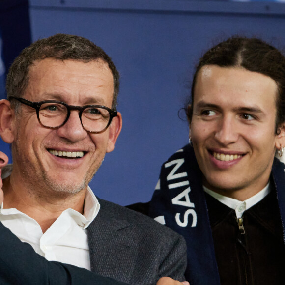 Dany Boon et ses fils Mehdi et Eytan - People dans les tribunes du match de Ligue des champions entre le PSG et le Borussia Dortmund (2-0) au Parc des Princes à Paris le 19 septembre 2023. © Cyril Moreau/Bestimage