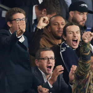 Dany Boon et ses fils Mehdi et Eytan - People dans les tribunes du match de Ligue des champions entre le PSG et le Borussia Dortmund (2-0) au Parc des Princes à Paris le 19 septembre 2023. © Cyril Moreau/Bestimage