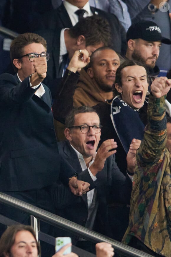 Dany Boon et ses fils Mehdi et Eytan - People dans les tribunes du match de Ligue des champions entre le PSG et le Borussia Dortmund (2-0) au Parc des Princes à Paris le 19 septembre 2023. © Cyril Moreau/Bestimage