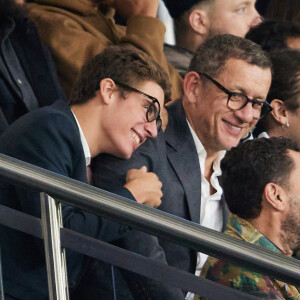 Dany Boon et ses fils Mehdi et Eytan - People dans les tribunes du match de Ligue des champions entre le PSG et le Borussia Dortmund (2-0) au Parc des Princes à Paris le 19 septembre 2023. © Cyril Moreau/Bestimage