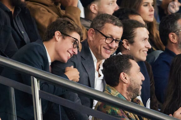 Dany Boon et ses fils Mehdi et Eytan - People dans les tribunes du match de Ligue des champions entre le PSG et le Borussia Dortmund (2-0) au Parc des Princes à Paris le 19 septembre 2023. © Cyril Moreau/Bestimage