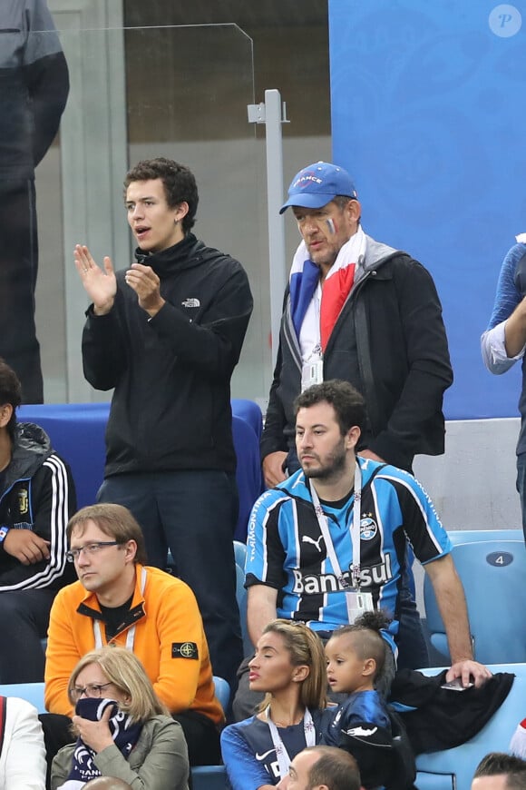 Dany Boon et son fils Mehdi Boon - Célébrités dans les tribunes lors de la demi-finale de la coupe du monde opposant la France à la Belgique à Saint-Pétersbourg, Russie, le 10 juillet 2018. La France a gagné 1-0. © Cyril Moreau/Bestimage