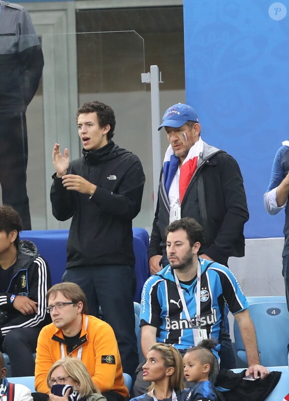 Dany Boon et son fils Mehdi - Célébrités dans les tribunes lors de la demi-finale de la coupe du monde opposant la France à la Belgique à Saint-Pétersbourg le 10 juillet 2018 © Cyril Moreau/Bestimage