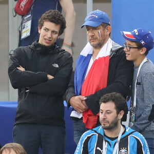 Dany Boon et ses fils Mehdi et Ethan - Célébrités dans les tribunes lors de la demi-finale de la coupe du monde opposant la France à la Belgique à Saint-Pétersbourg le 10 juillet 2018 © Cyril Moreau/Bestimage