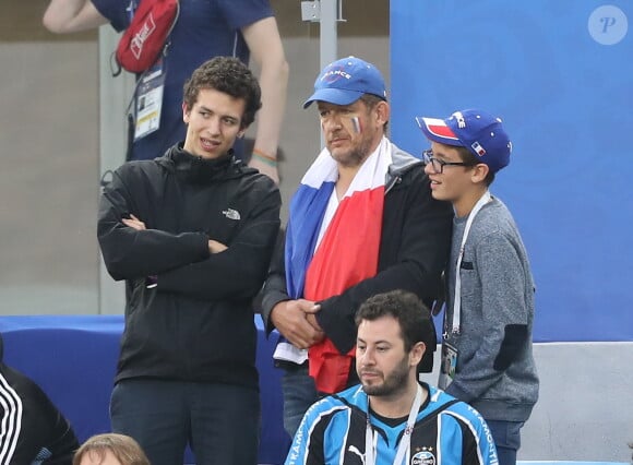 Dany Boon et ses fils Mehdi et Ethan - Célébrités dans les tribunes lors de la demi-finale de la coupe du monde opposant la France à la Belgique à Saint-Pétersbourg le 10 juillet 2018 © Cyril Moreau/Bestimage