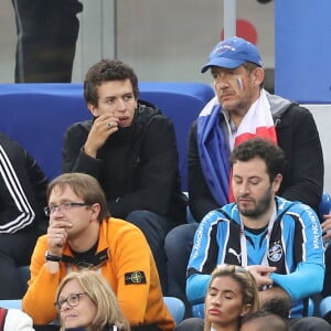 Dany Boon et ses fils Mehdi et Ethan - Célébrités dans les tribunes lors de la demi-finale de la coupe du monde opposant la France à la Belgique à Saint-Pétersbourg le 10 juillet 2018 © Cyril Moreau/Bestimage