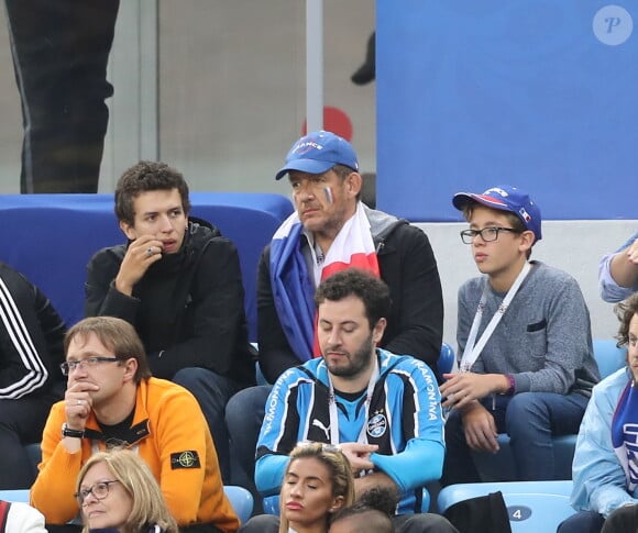 Dany Boon et ses fils Mehdi et Ethan - Célébrités dans les tribunes lors de la demi-finale de la coupe du monde opposant la France à la Belgique à Saint-Pétersbourg le 10 juillet 2018 © Cyril Moreau/Bestimage