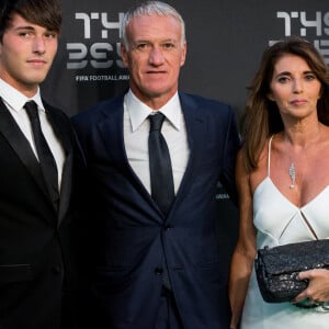 "Fête de fiançailles avec la meilleure (future) femme, famille et amis", indique de son côté Dylan Deschamps
 
Didier Deschamps, sa femme Claude et leur fils Dylan - Les célébrités arrivent à la cérémonie des Trophées Fifa 2018 au Royal Festival Hall à Londres, Royaume Uni, le 25 septembre 2018. © Cyril Moreau/Bestimage