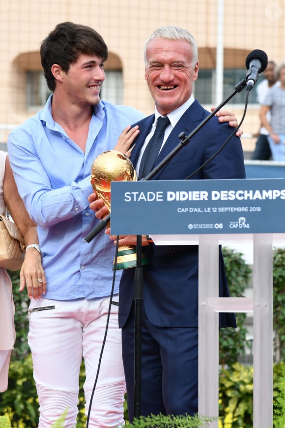 Un beau moment pour Dylan Deschamps et Mathilde Cappelaere, qui devraient désormais se pencher sur leur futur mariage
 
Didier Deschamps et son fils Dylan durant l'inauguration du Stade de football Didier Deschamps à Cap d'Ail le 12 septembre 2018. © Bruno Bebert / Bestimage