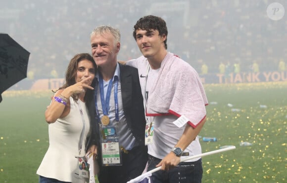 "Une soirée inoubliable pour célébrer nos fiançailles entourés de ceux que nous aimons", a écrit Mathilde Cappelaere
 
Didier Deschamps avec son fils Dylan et sa femme Claude Deschamps - Finale de la Coupe du Monde de Football 2018 en Russie à Moscou, opposant la France à la Croatie (4-2) le 15 juillet 2018 © Cyril Moreau/Bestimage