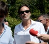 Il a remercié les fans pour leurs innombrables hommages
Anthony Delon et son demi-frère Alain-Fabien découvrent les hommages devant les grilles de la propriété de Douchy, quelques heures avant les obsèques de leur père, A.Delon, le 24 août 2024.