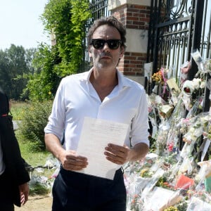 Anthony Delon et son demi-frère Alain-Fabien découvrent les hommages devant les grilles de la propriété de Douchy, quelques heures avant les obsèques de leur père, A.Delon, le 24 août 2024.